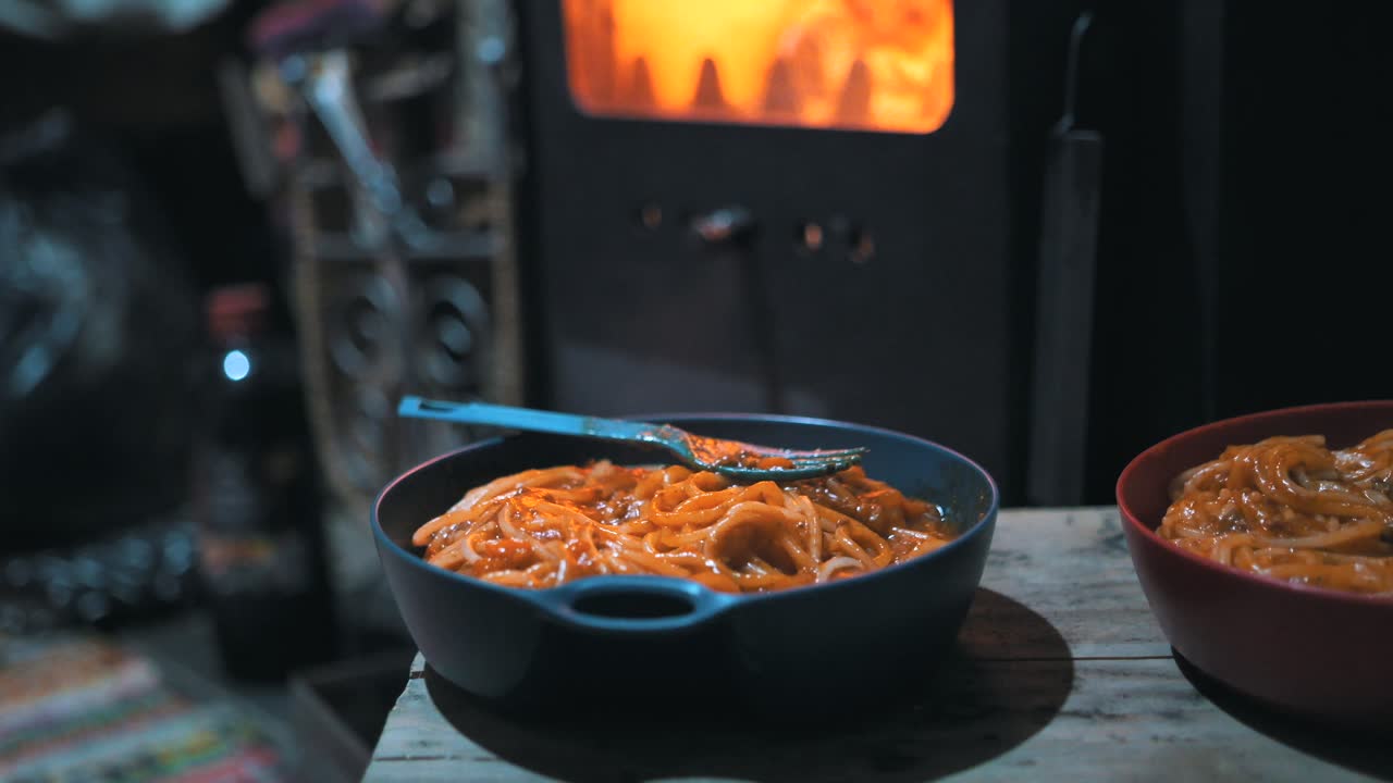 자연, 야외, 캠핑의 별장에서 휴대용 가스 스토브로 파스타 요리하기