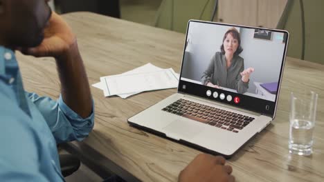 Video-De-Un-Hombre-Afroamericano-Haciendo-Una-Videollamada-En-Una-Computadora-Portátil