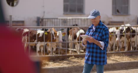 Agricultor-Gesticulando-Mientras-Escribía-En-El-Portapapeles-Contra-El-Granero-19