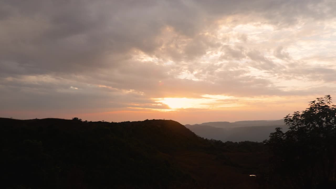 puesta de sol espectacular cielo naranja con sombra de montaña por la mañana desde un ángulo plano