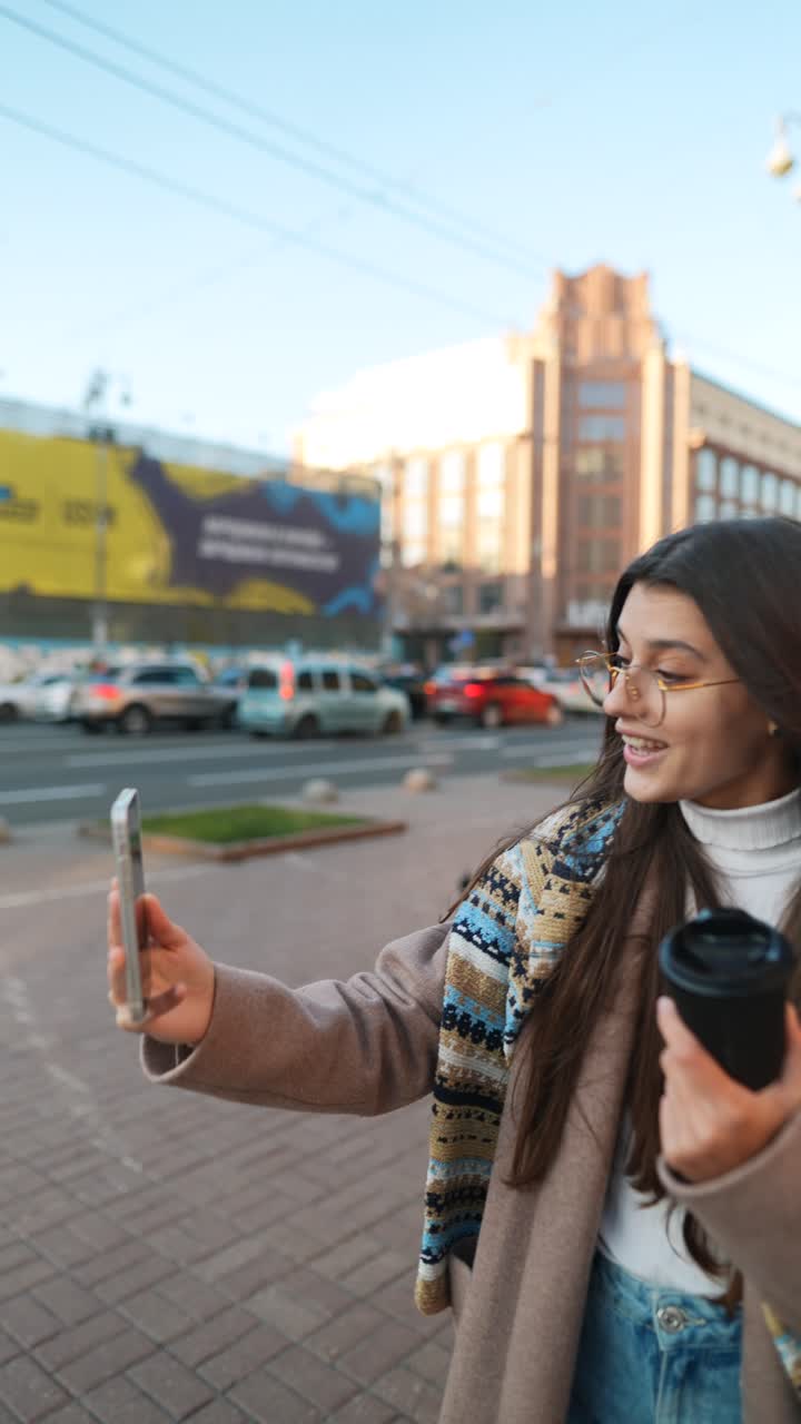 joven tomando selfies en la calle de la ciudad