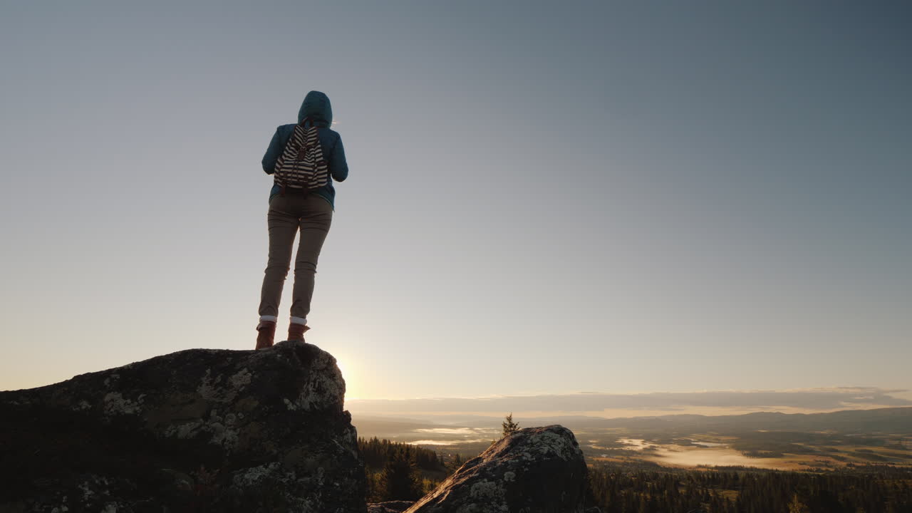 일출 활동적이고 건강한 사람들이 산 정상에서 노르웨이를 여행하는 여성 관광객
