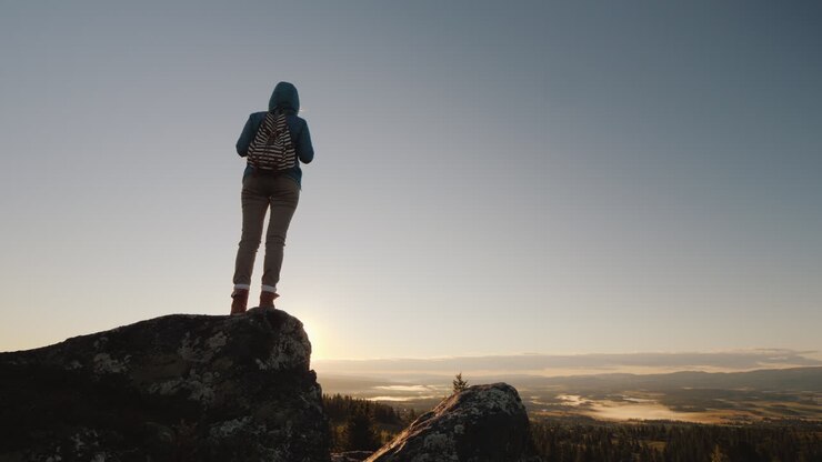Una turista in cima alla montagna all'alba. Persone attive e sane viaggiano in Norvegia.