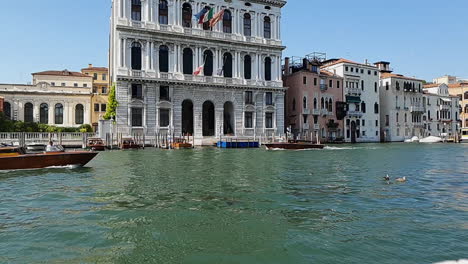 -venice_gran_canal_slomo_boat_passing _by_a_building_v2_ frame rate: 30