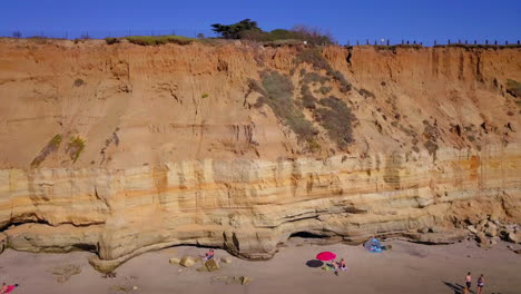 Imágenes-Aéreas-De-4k-Alrededor-De-Los-Acantilados-Y-Playas-De-Del-Mar,-California