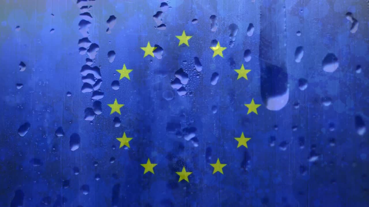 las gotas de lluvia en una bandera europea sólida azul con manchas
