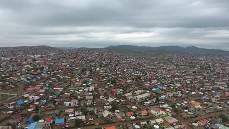 tomada aérea de drones de los suburbios pobres de mongolia ulan bator. yurtas interminables nubladas