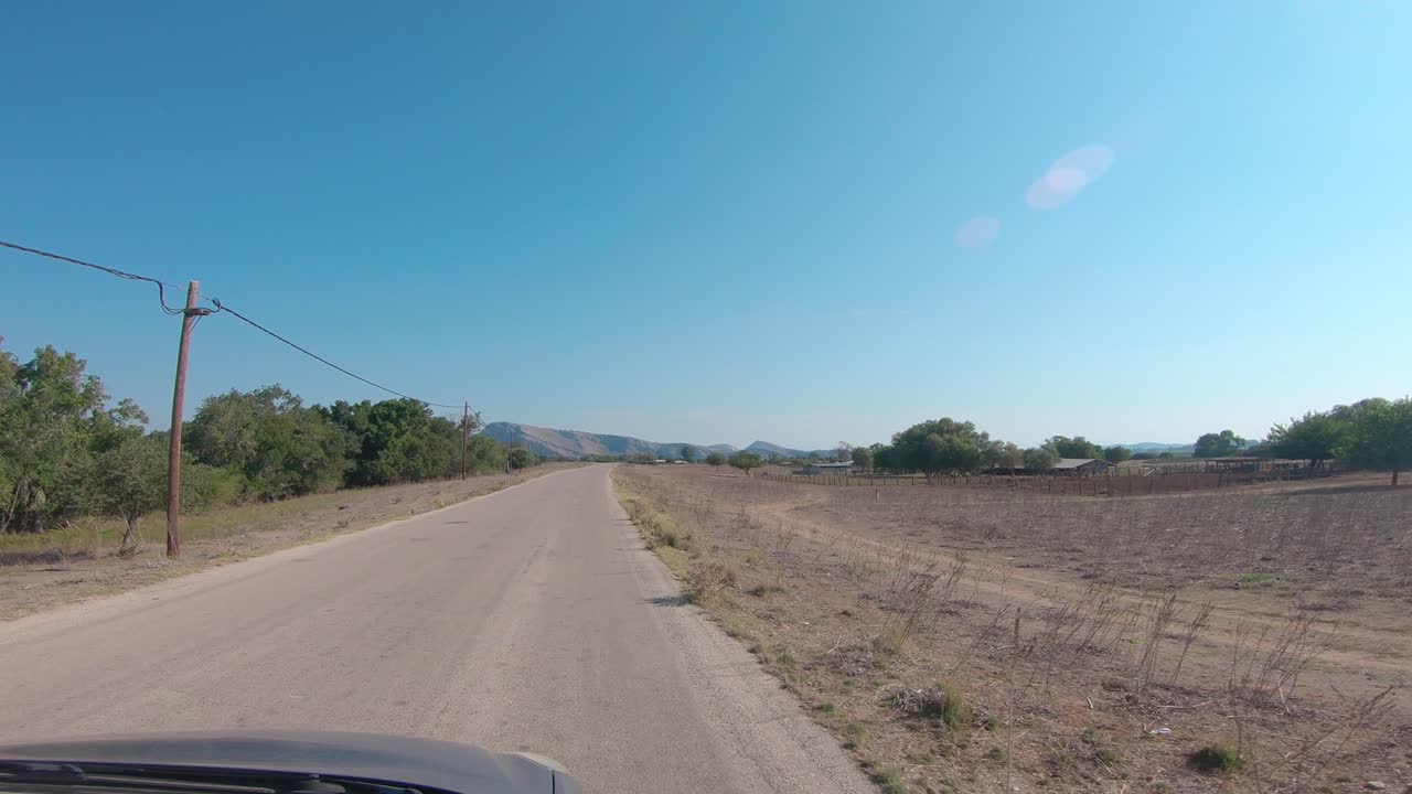 conduciendo por una carretera rural a través del bosque de strofilia en el suroeste de grecia del peloponeso, acercándose a la playa de kalogria