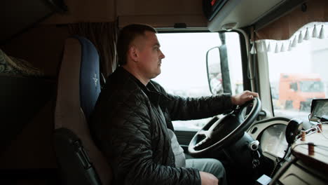 Hombre-Conduciendo-Un-Camion