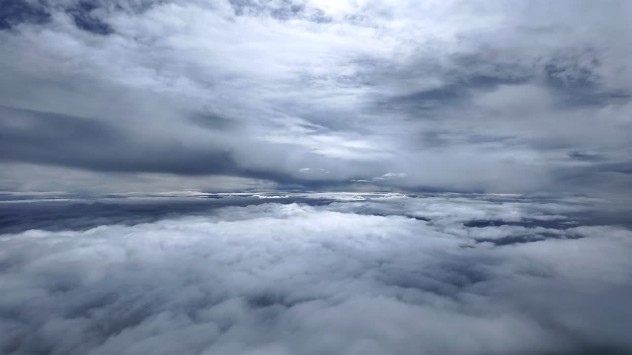 perspectiva inmersiva del piloto desde la cabina de un avión a reacción que vuela entre infinitas capas de oscurecidas nubes estratos