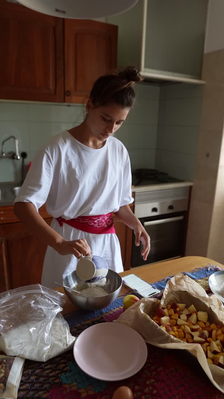 mujer cocinando en la cocina