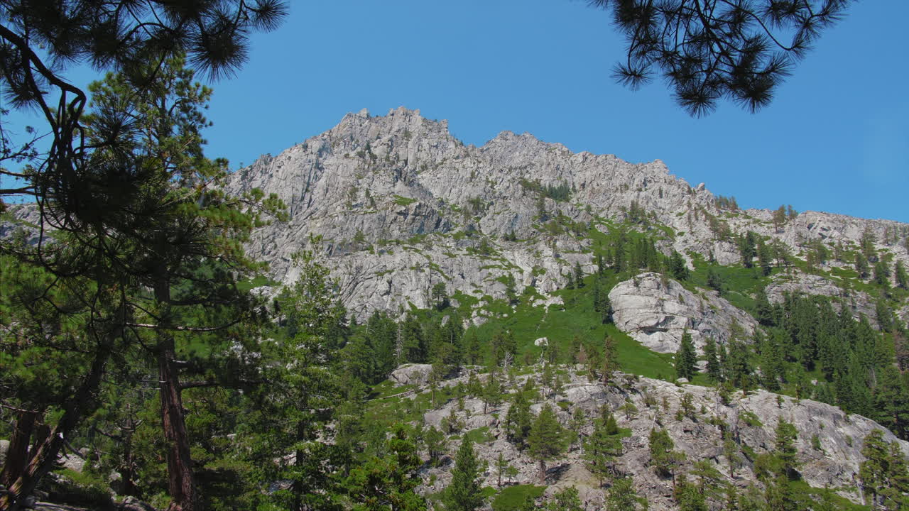 Kaliforniya Tahoe Gölü'nde Bir Doğa Yürüyüşünde Kartal Gölü Dağları