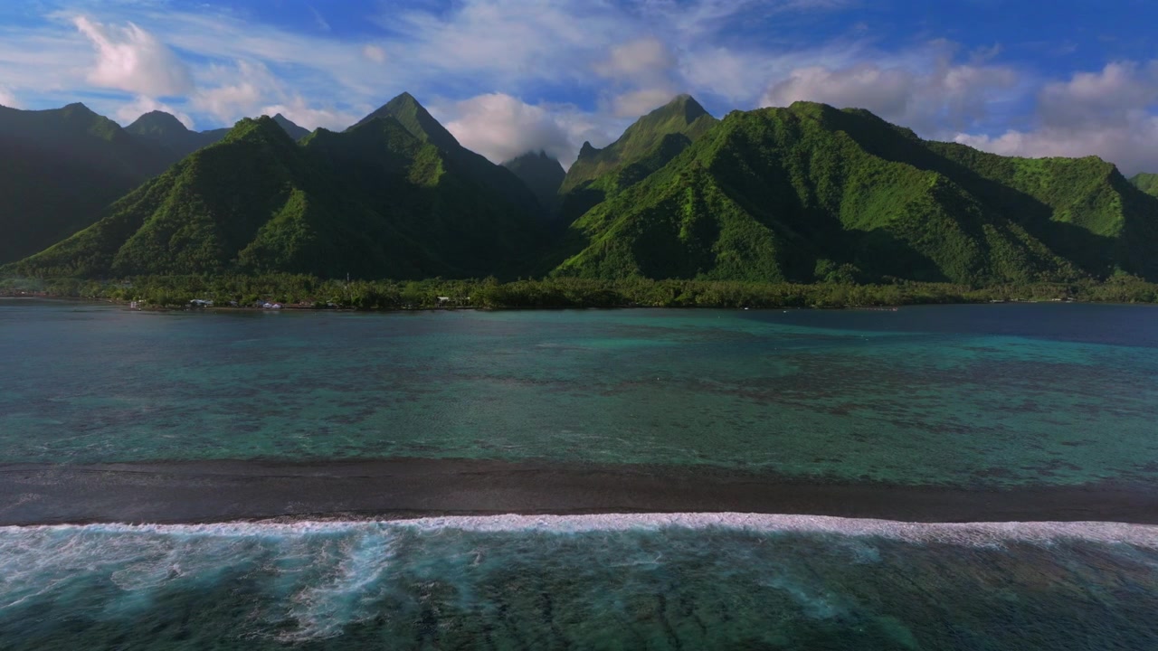 Teahupo'o surfbølger slår ind over koralrev, luftfoto fra drone, Tahiti, Fransk Polynesien. Ø med solrig blå himmel, lagunesurfing, Passe Havea havn, landskab, lagune, landsbyen 'The End of the Road', statisk optagelse