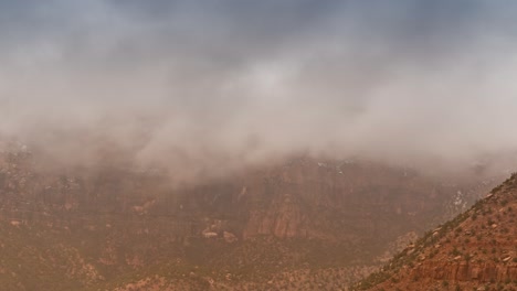 Lapso-Panorámico-De-Lluvia-Y-Nubes-De-Tormenta-En-El-Desierto-De-Arenisca-Del-Acantilado-Rojo-Del-Sur-De-Utah