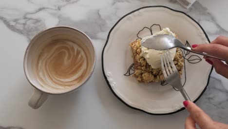 sirviendo tarta de manzana con helado encima y bebiendo café con leche