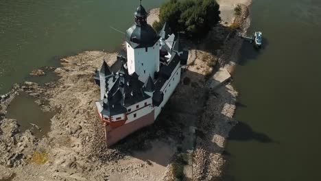 El-Castillo-De-Pfalzgrafenstein-Se-Eleva-Sobre-El-Río-Rin-En-Esta-Toma-En-órbita-De-Un-Dron.