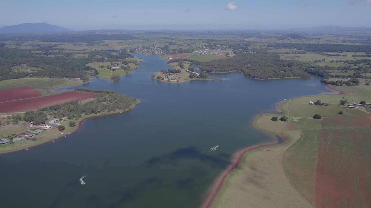 atherton tablelands, qld, australia - drone shot에 무성한 녹색 들판이 있는 티나루 호수 저수지의 공중 전망