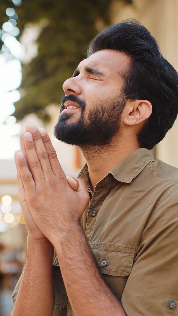 retrato de un hombre indio orando con los ojos cerrados a dios pidiendo bendición ayuda perdón al aire libre