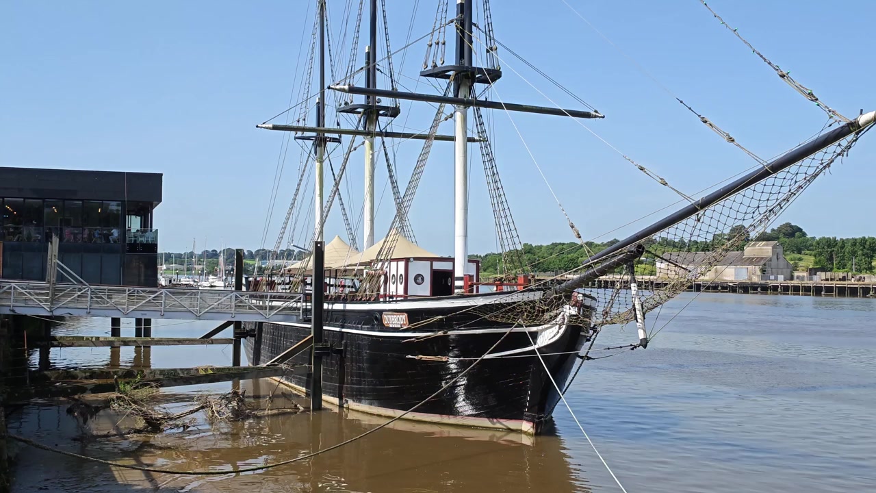 Vy över Dunbrody Famine Ship vid The Quays i New Ross, Wexford, Irland. Historisk maritim attraktion som speglar Irlands stora svält och emigrationshistoria.
