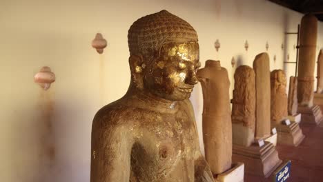 Antike-Buddha-Statue-Im-Inneren-Des-Buddhistischen-Tempels-Pha-That-Luang,-Goldene-Stupa-In-Vientiane,-Laos