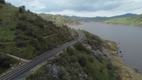 la pintoresca carretera estatal de california 198 se abre a una vista espectacular del lago kaweah en tres ríos, california
