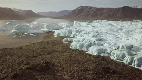 Flujo-De-Glaciares-A-Través-De-Las-Montañas-En-Islandia