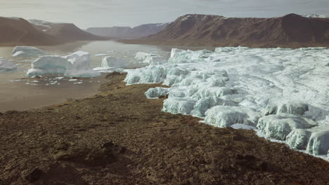 flujo de glaciares a través de las montañas en islandia