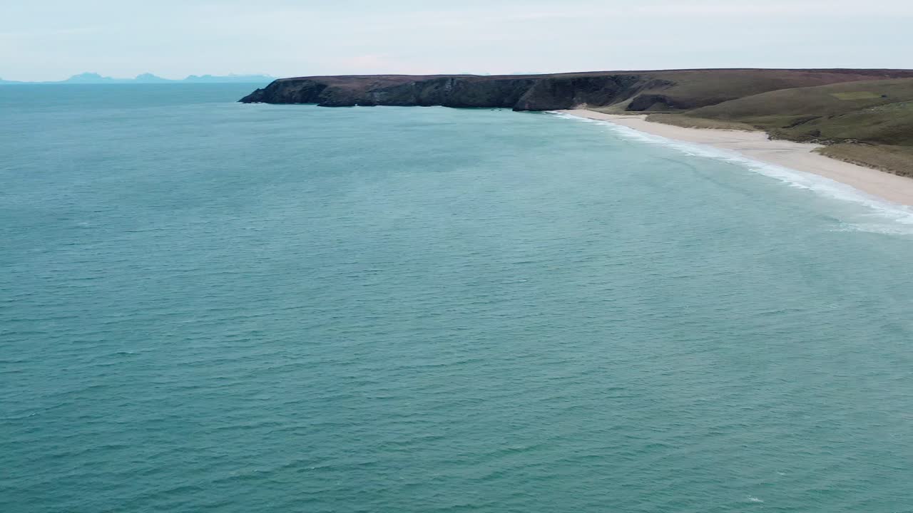 Ripresa aerea dell’oceano e della spiaggia di Traigh Mhor a Tolsta, nelle Ebridi Esterne