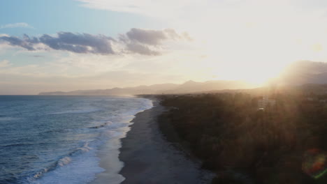 una vista de la costa y el agua del océano