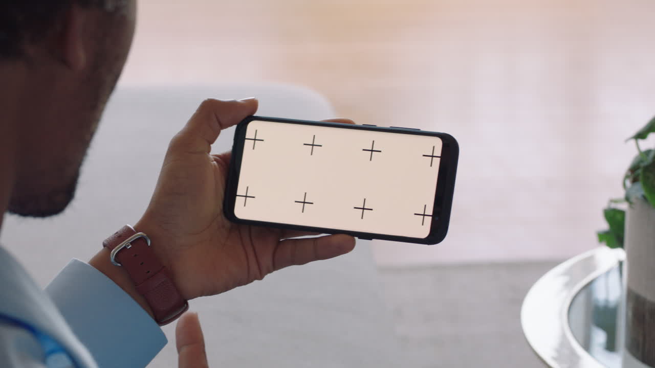 hombre sordo teniendo una videochat sosteniendo un teléfono inteligente usando lenguaje de señas hablando en un teléfono móvil pantalla horizontal de tecla croma