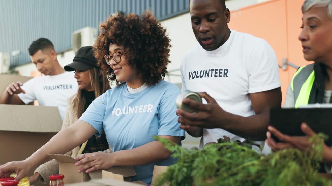 personas que hacen voluntariado, cajas