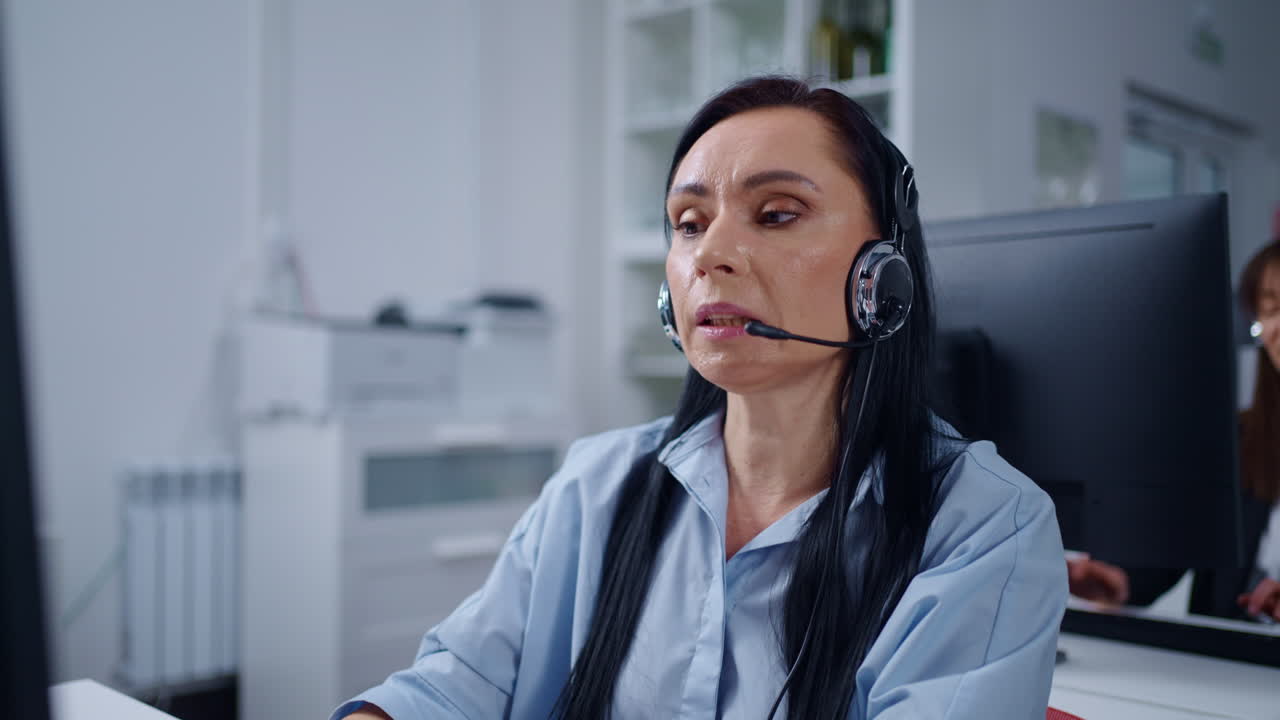 representantes de servicio al cliente que trabajan en un centro de llamadas