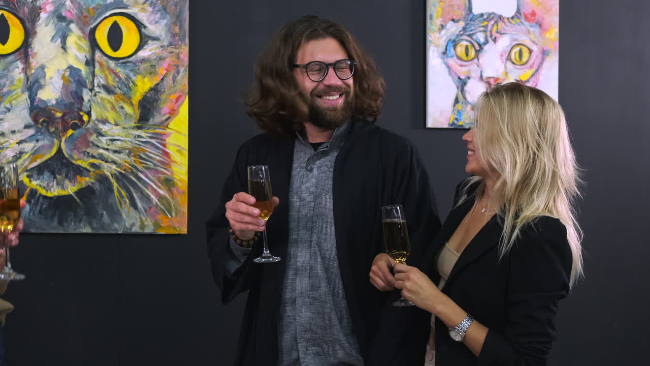 Casal Apreciando Champanhe em uma Galeria de Arte