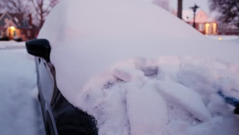 Handreinigung-Des-Schneebedeckten-Autos-In-Der-Abenddämmerung