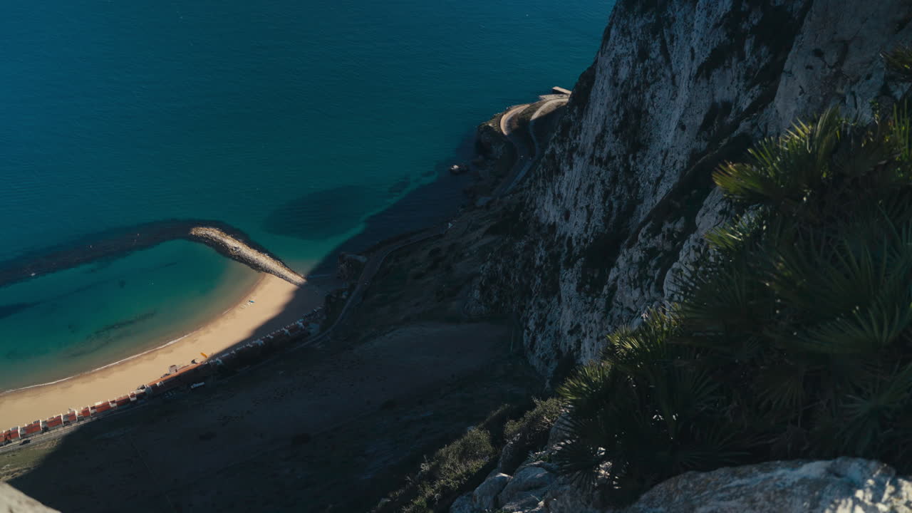 Una vista di una piccola spiaggia di Gibilterra