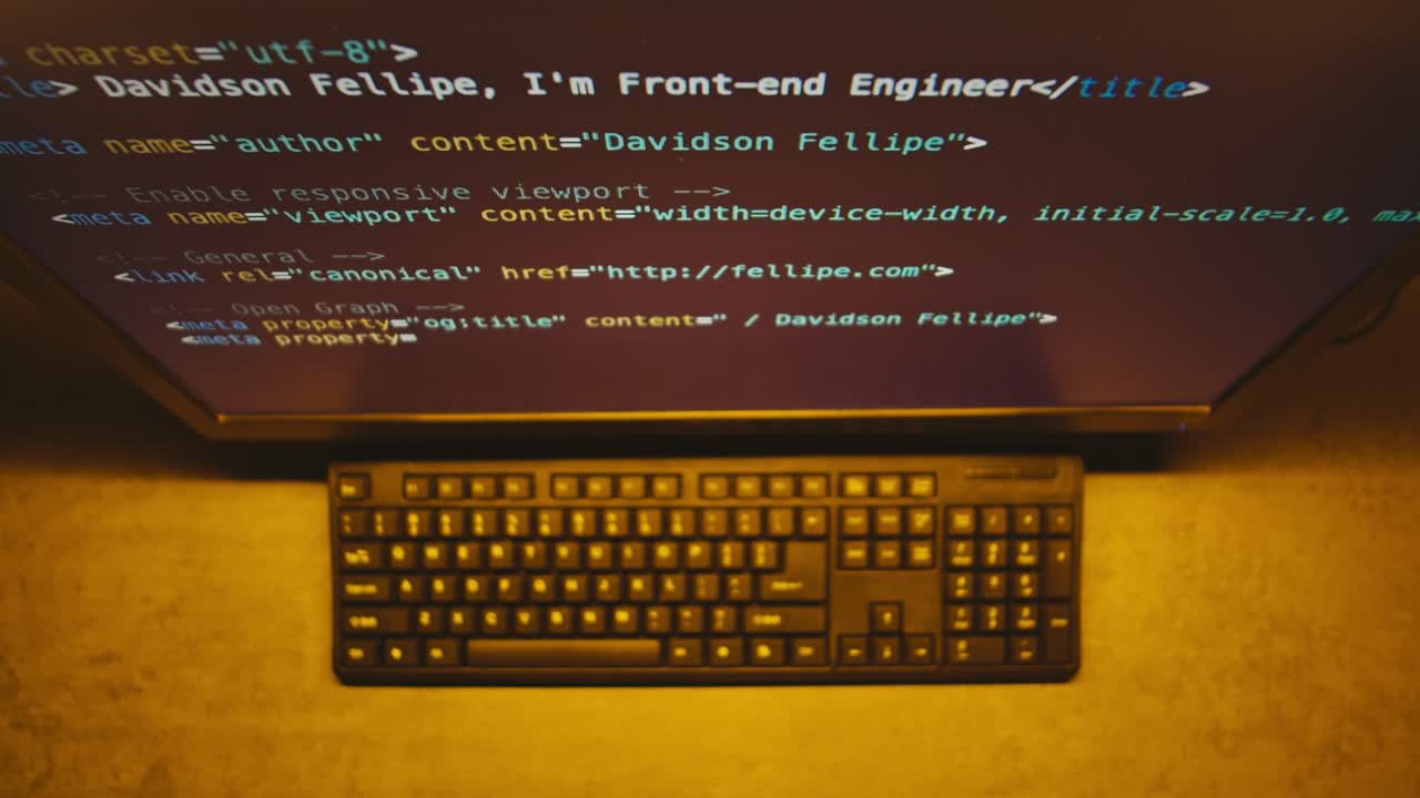 pantalla de la computadora que muestra el código y el teclado