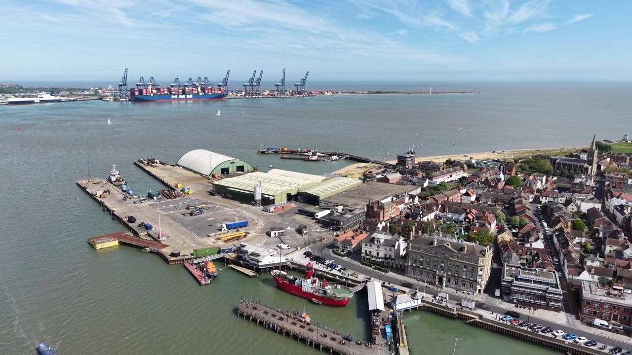 Rekaman drone udara menggeser kota pelabuhan Harwich, Essex, Inggris dengan Felixstowe di latar belakang