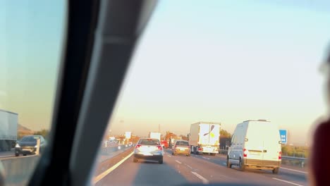 Explorar-La-Carretera-Abierta-En-Un-Día-Soleado-En-El-Interior-De-Un-Vehículo