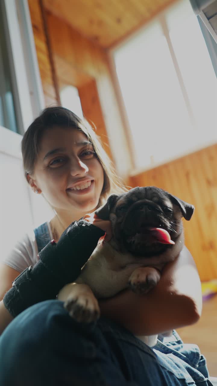 una mujer con un pug.