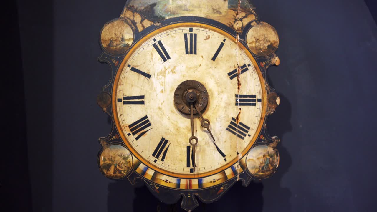 primer plano de un reloj romano colgado en la pared en el diseño de interiores vintage. acción. artículos de decoración interior y retro