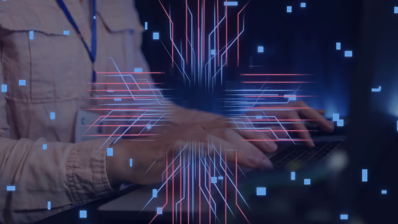 animación de una placa de circuitos con procesamiento de datos sobre una mujer caucásica usando una computadora portátil