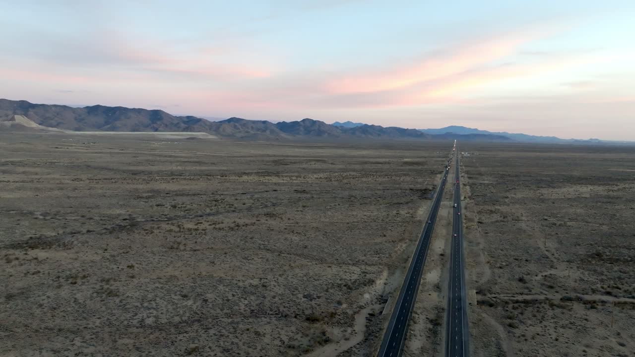 carretera 93 en arizona con el paisaje del desierto y las montañas en la distancia con el video del dron moviéndose en