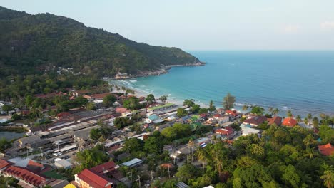 Famosa-Playa-De-Fiesta-De-Luna-Llena-Al-Atardecer---Toma-Aérea-De-Drones