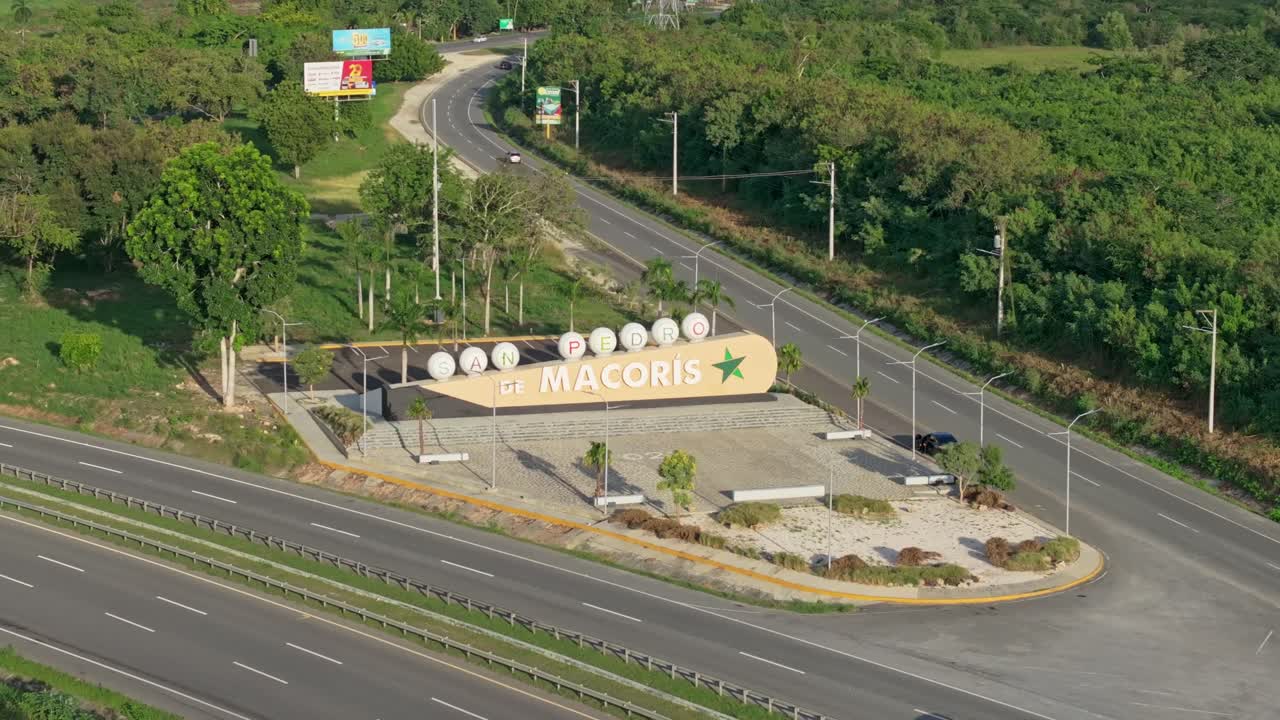 un enorme letrero de entrada a la ciudad en la carretera a san pedro de macoris, órbita aérea