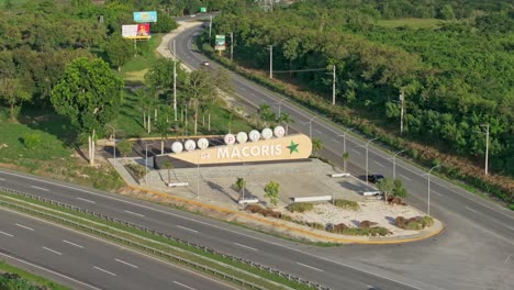 산 페드로 데 마코리스 (san pedro de macoris) 로 가는 고속도로에 있는 거대한 도시 입구 표지판.