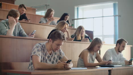 Introverted-students-do-not-communicate-in-the-real-world-but-write-messages-only-online.-Modern-communication-problems-in-society.-Large-group-of-people-at-the-university.