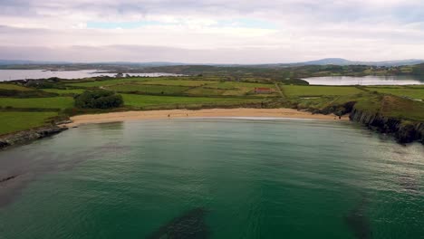 Luftaufnahme-In-4-Karat-Silber-Silberstrang-Auf-Sherkin-Island,-South-West-Cork