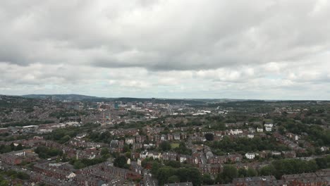 imágenes aéreas de drones que se alejan sobre los suburbios de la ciudad británica, sheffield