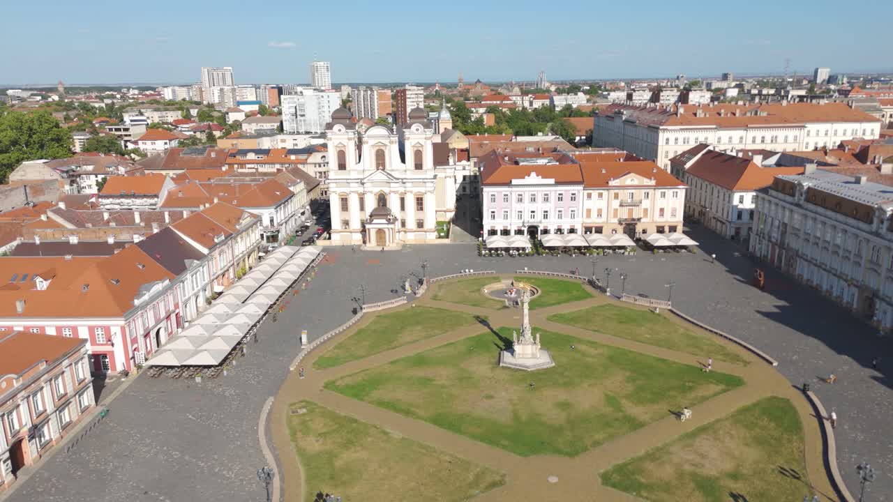 Vista aerea panoramica con drone di Piazza Unirii a Timișoara, con l'iconica Cattedrale cattolica di San Giorgio e gli edifici barocchi circostanti