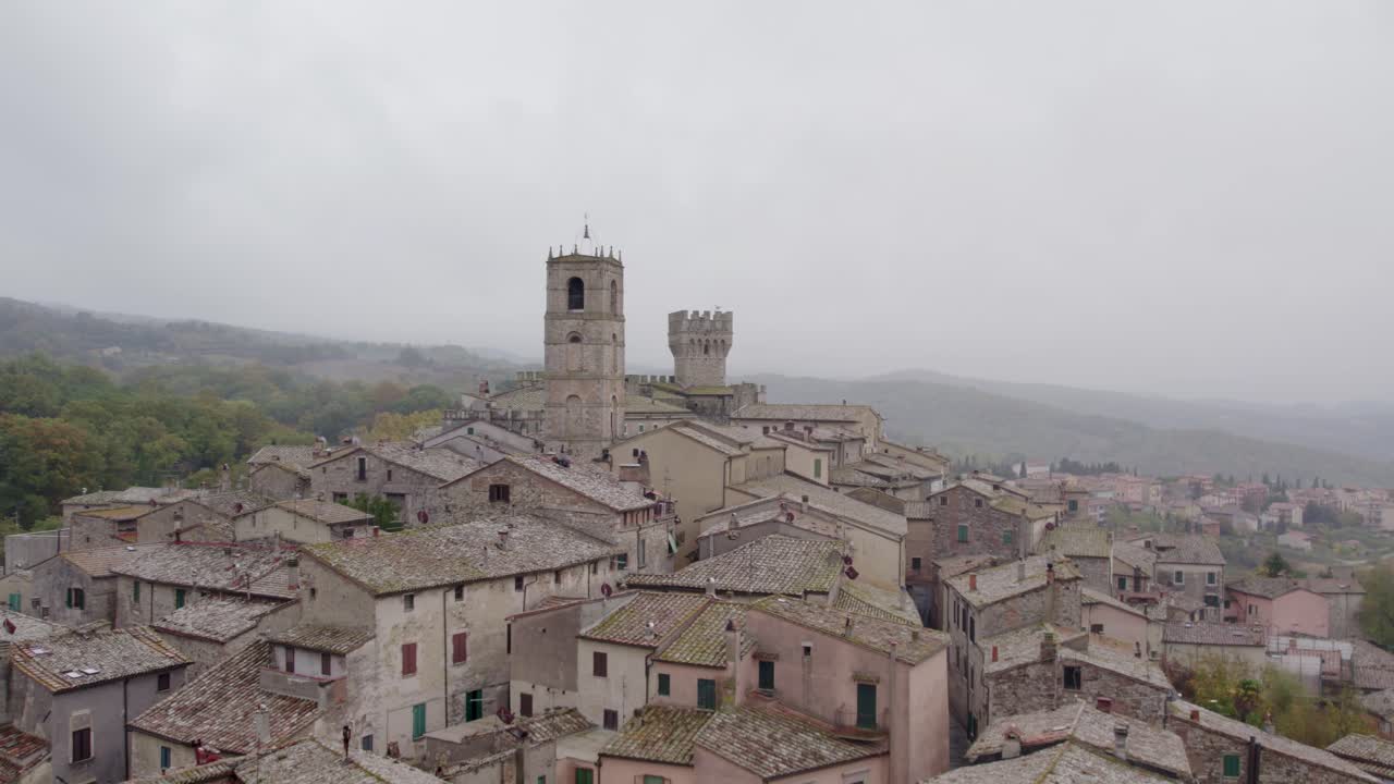 Antico borgo con chiesa romana e fascino medievale, San Casciano dei Bagni, Italia